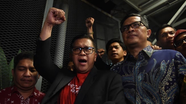 Terdakwa kasus dugaan suap Pergantian Antarwaktu (PAW) untuk anggota DPR Harun Masiku dan perintangan penyidikan, Hasto Kristiyanto meninggalkan Rutan Kelas I Jakarta Timur Cabang Rutan KPK, Jakarta, Jumat (1/8/2025). [ANTARA FOTO/Indrianto Eko Suwarso/bar]