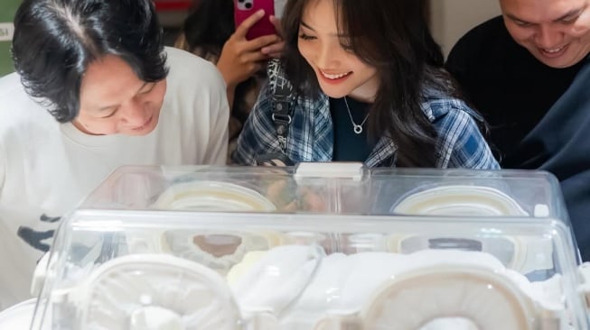 Momen Fuji menemani Erika Carlina melahirkan (Instagram)