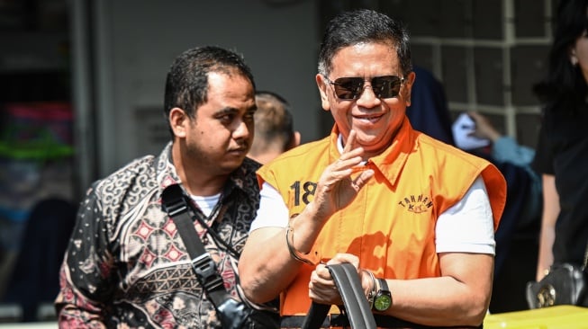 Terpidana kasus dugaan suap pergantian antarwaktu (PAW) untuk anggota DPR Harun Masiku dan perintangan penyidikan, Hasto Kristiyanto (kanan) melambaikan tangan setibanya di Rumah Tahanan Kelas 1 Jakarta Timur Cabang Rutan KPK, Jakarta, Jumat (1/8/2025). [ANTARA FOTO/Sulthony Hasanuddin/nym]