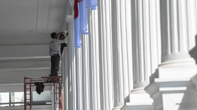 Pekerja mengecat ulang dinding dan pilar Istana Negara di Kompleks Istana Kepresidenan, Jakarta, Jumat (1/8/2025). [ANTARA FOTO/Muhammad Adimaja/nym]
