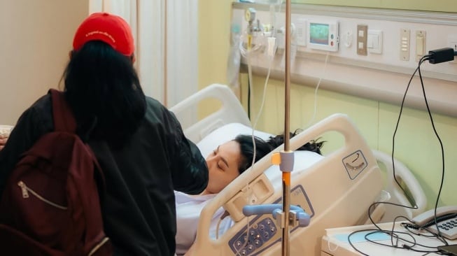 Momen Fuji menemani Erika Carlina melahirkan (Instagram)