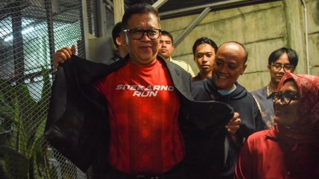 Terdakwa kasus dugaan suap Pergantian Antarwaktu (PAW) untuk anggota DPR Harun Masiku dan perintangan penyidikan, Hasto Kristiyanto meninggalkan Rutan Kelas I Jakarta Timur Cabang Rutan KPK, Jakarta, Jumat (1/8/2025). [ANTARA FOTO/Indrianto Eko Suwarso/bar]