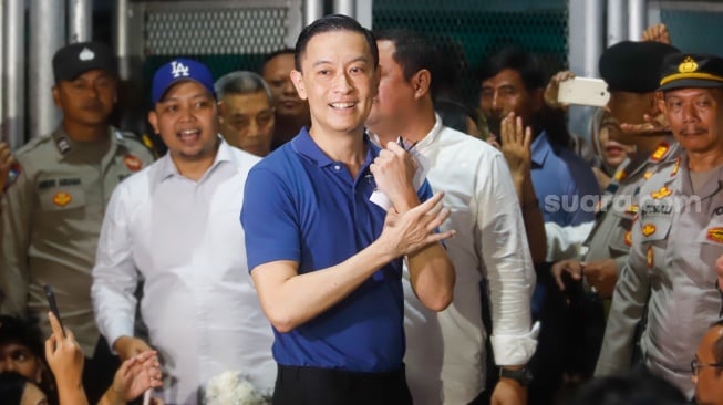 Terdakwa kasus dugaan korupsi impor gula Thomas Trikasih Lembong atau Tom Lembong menyapa awak media dan pendukungnya saat meninggalkan Lembaga Permasyarakatan (LP) Cipinang, Jakarta, Jumat (1/8/2025). [Suara.com/Alfian Winanto]