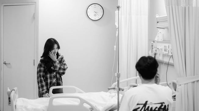 Potret Fuji temani Erika Carlina melahirkan anak pertama (Instagram)