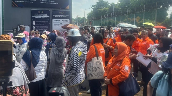 Emak-Emak Geruduk Rutan Cipinang, Teriakkan Nama Jokowi Jelang Bebasnya Tom Lembong