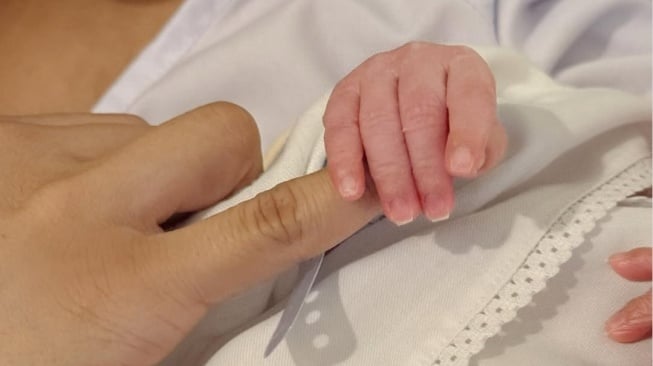 Bayi Erika Carlina Diberi Nama Andrew Raxy Neil, Langsung Digendong DJ Bravy