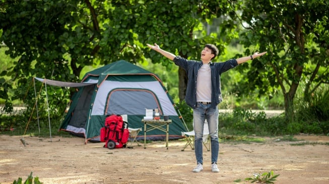 ilustrasi tenda camping (freepik/jcomp)