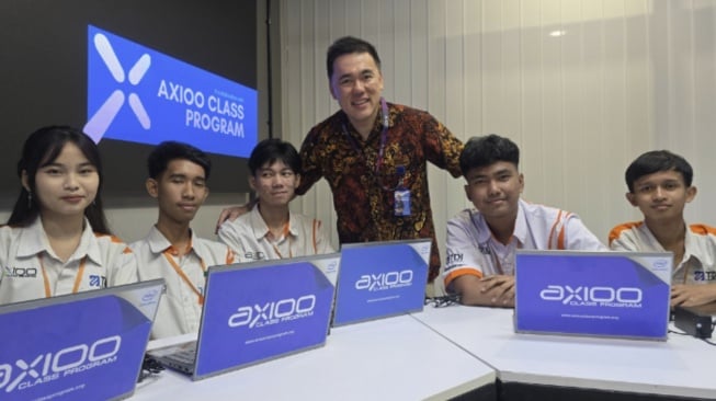 Axioo mendonasikan Axioo Smart Classroom 5.0 ke SMK Islam Ruhama, Tangerang Selatan. [Axioo]