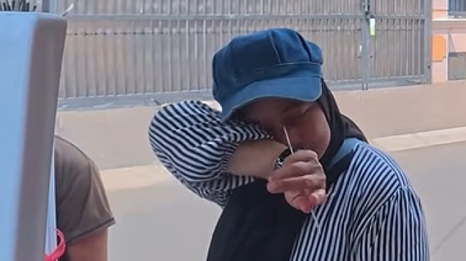 Menagih Janji 19 Juta Lapangan Kerja, Tangis Ibu Penjual Kopi Keliling: Tolong Jangan Dipersulit