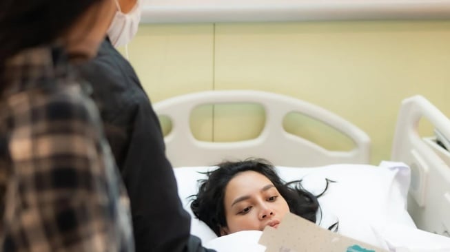 Potret Fuji temani Erika Carlina melahirkan anak pertama (Instagram)