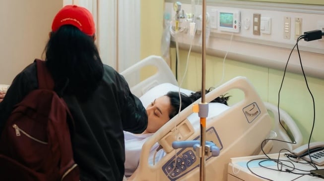 Potret Fuji temani Erika Carlina melahirkan anak pertama (Instagram)