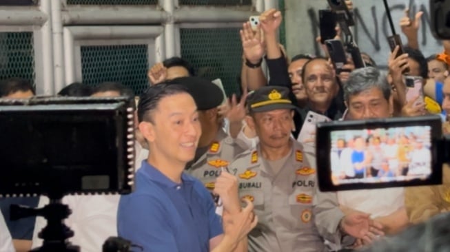 Gestur 'Tanpa Borgol' dan Mawar Putih: Simbolisme di Balik Detik-Detik Kebebasan Tom Lembong