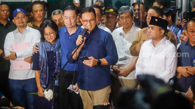 Anies Baswedan memberikan keterangan pers saat menemani Tom Lembong meninggalkan Lembaga Permasyarakatan (LP) Cipinang, Jakarta, Jumat (1/8/2025). [Suara.com/Alfian Winanto]