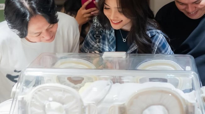 Potret Fuji temani Erika Carlina melahirkan anak pertama (Instagram)