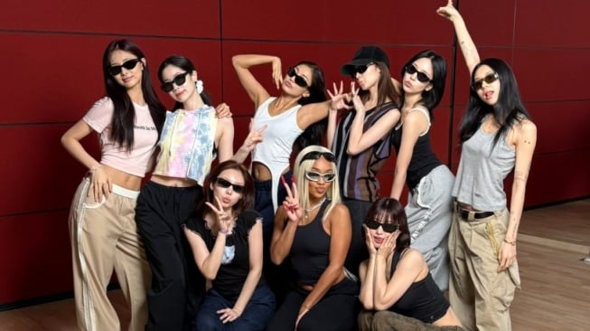 Superstars oleh Saweetie x TWICE: Tampil Kece dan Nikmati Hidup Bak Bintang