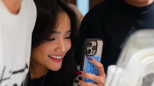 Potret Fuji temani Erika Carlina melahirkan anak pertama (Instagram)