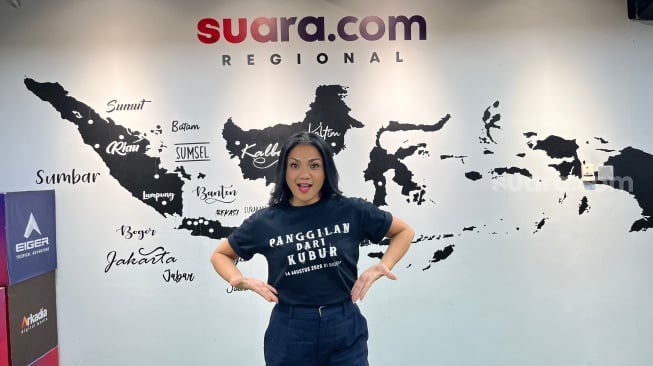 Pemain film Panggilan Dari Kubur, Nirina Zubir saat datang ke Suara.com kawasan Kuningan, Jakarta Selatan pada Jumat, 1 Agustus 2025 [Suara.com/Rena Pangesti]