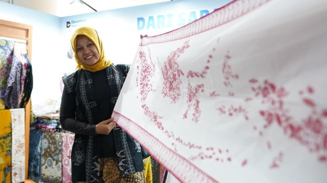Ibu Umi Haryanti, nasabah PNM Mekaar asal Yogyakarta, pengusaha batik halus premium yang produknya digunakan oleh berbagai merek ternama (Dok: PNM)