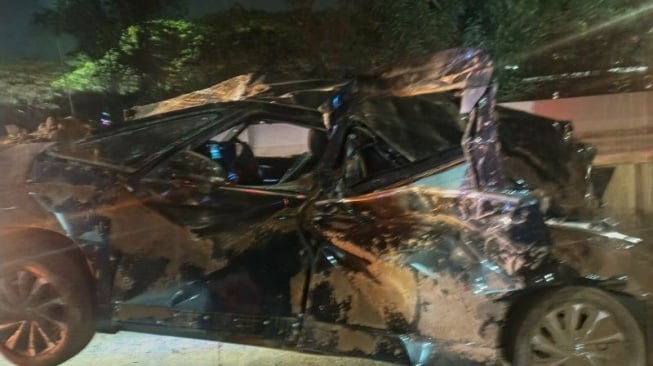 Mobil Presdir PT Nissen Ringsek Tertimpa Truk di Karawang, Sopir Truk Langgar ODOL?
