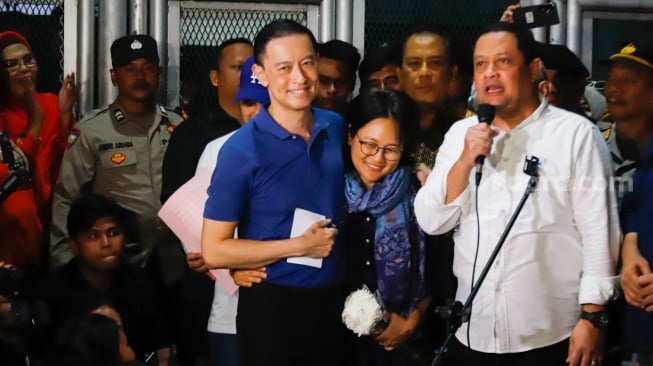 Terdakwa kasus dugaan korupsi impor gula Thomas Trikasih Lembong atau Tom Lembong ditemani sang istri Ciska Wihardja menyapa awak media dan pendukungnya saat meninggalkan Lembaga Permasyarakatan (LP) Cipinang, Jakarta, Jumat (1/8/2025). [Suara.com/Alfian Winanto]