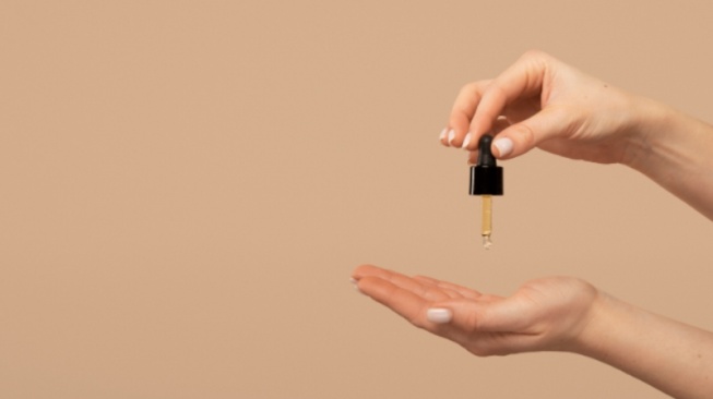 ilustrasi body serum anti aging (freepik)