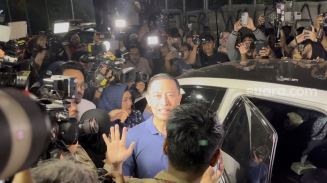 Mantan Menteri Perdagangan Thomas Trikasih Lembong atau Tom Lembong bebas dari Rutan Cipinang, setelah mendapat Abolisi dari Presiden Prabowo Subianto, Jumat (1/8/2025) malam. [Suara.com/Faqih]
