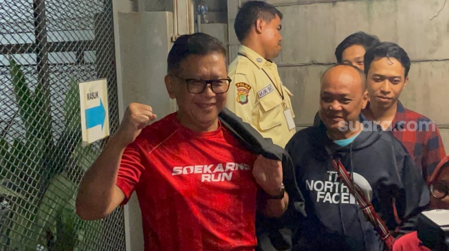 Sekjen PDIP Hasto Kristiyanto resmi bebas dari Rutan KPK di Jakarta, Jumat (1/8/2025) malam. [Suara.com/Yaumal Adi]