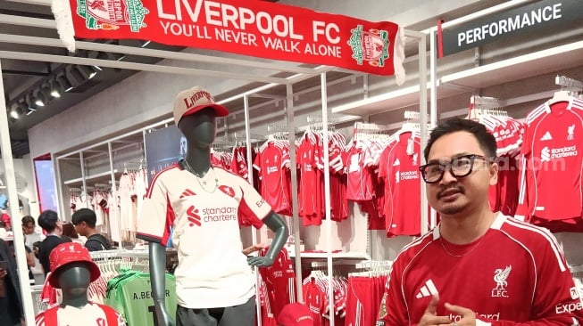 Eksklusif! Detail Lengkap Jersey Liverpool 2025/26 Kolaborasi dengan Adidas [Suara.com/Galih Prasetyo]