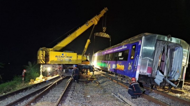 Proses evakuasi sarana KA Argo Bromo Anggrek relasi Surabaya Pasarturi – Gambir yang anjlok. ANTARA/HO-KAI Daop 1.