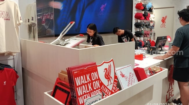 Eksklusif! Detail Lengkap Jersey Liverpool 2025/26 Kolaborasi dengan Adidas [Suara.com/Galih Prasetyo]