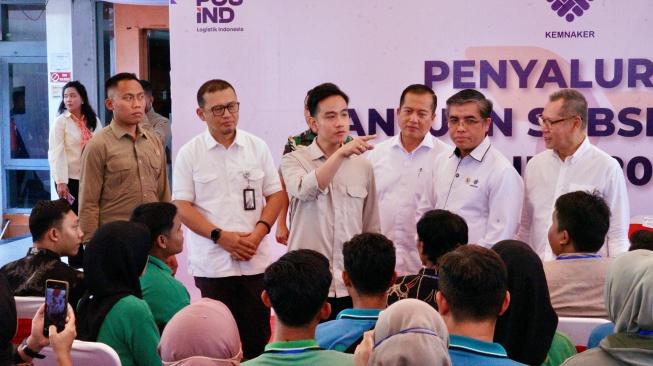 Wakil Presiden Republik Indonesia Gibran Rakabuming Raka meninjau penyaluran Bantuan Subsidi Upah (BSU) bagi pekerja yang menjadi peserta aktif BPJS Ketenagakerjaan (Dok: BPJS Ketenagakerjaan)