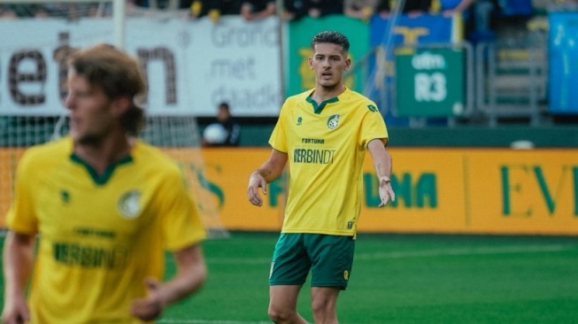 Bek Timnas Indonesia, Justin Hubner jalani debut bersama Fortuna Sittard di laga pramusim melawan Bayer Leverkusen yang dilatih Erik ten Hag. [Twitter @FortunaSittard]