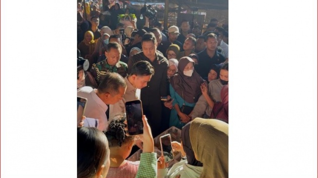 Gibran Belanja Tempe ke Pasar, Pedagang Ngadu Minta Rekening Jangan Diblokir