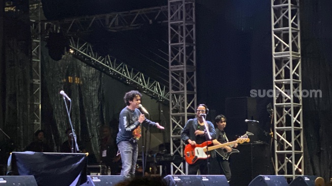 Grup band .Feast tampil di Cravier 2025 di Parkir Stadion Akuatik, GBK, Senayan pada Sabtu, 2 Agustus 2025 malam. [Suara.com/Tiara Rosana]