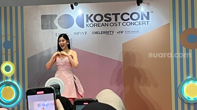 Lyn sebagai line up di KOSTCON yang digelar di Indonesia Arena, Senayan, Jakarta Pusat pada Sabtu, 2 Agustus 2025 [Suara.com/Rena Pangesti]