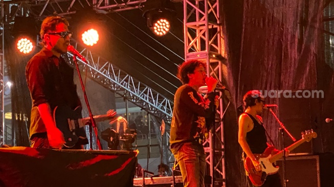 Grup band .Feast tampil di Cravier 2025 di Parkir Stadion Akuatik, GBK, Senayan pada Sabtu, 2 Agustus 2025 malam. [Suara.com/Tiara Rosana]