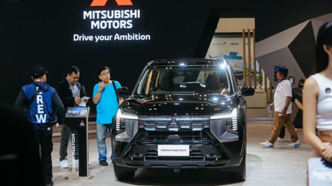 Mitsubishi Destinator jadi bintang utama di booth Mitsubishi sepanjang gelaran Gaikindo Indonesia International Auto Show (GIIAS) 2025 di ICE BSD, Tangerang. (SUARA.COM/Manuel Jeghesta)
