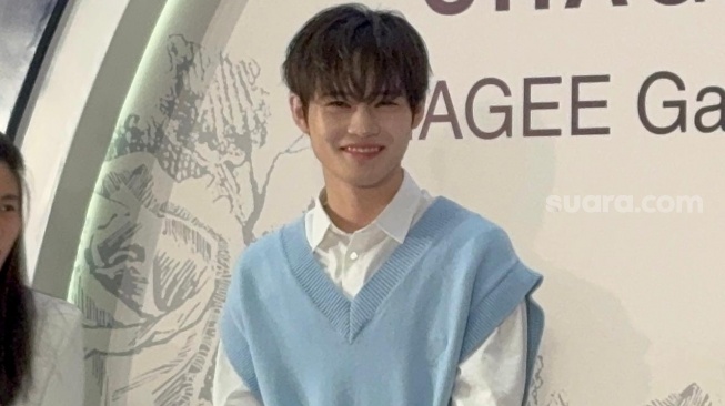 Chenle NCT Dream saat menghadiri meet and greet grand opening Chagee di mal Gandaria City, Jakarta Selatan pada Sabtu, 2 Agustus 2025. [Suara.com/Tiara Rosana]