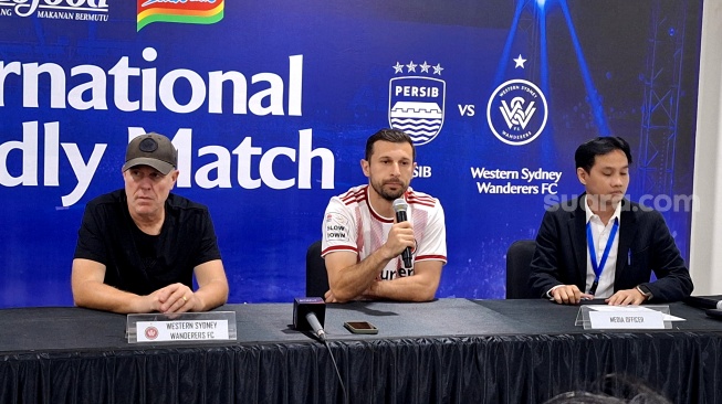 Striker Western Sydney Wanderers FC, Kosta Barbarouses (tengah). [Suara.com/Rahman]