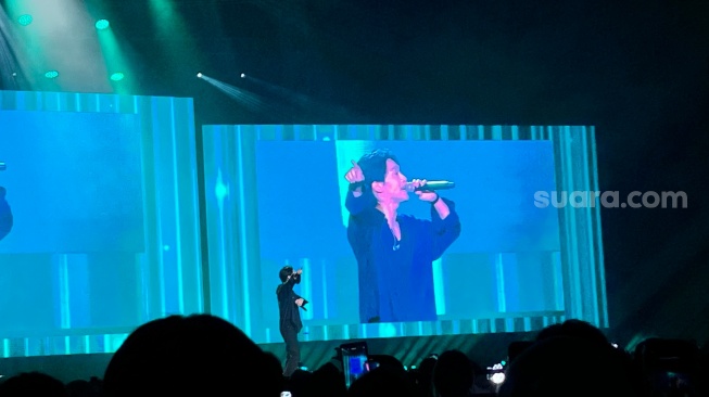 Chen EXO sebagai line up di KOSTCON yang digelar di Indonesia Arena, Senayan, Jakarta Pusat pada Sabtu, 2 Agustus 2025 [Suara.com/Rena Pangesti]