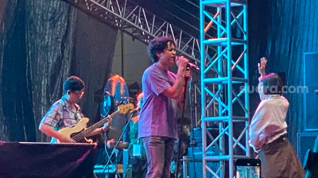 Hindia Bikin Ruang Karaoke Massal di Cravier 2025, Ribuan Penonton Lepas Penat