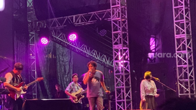 Hindia tampil di Cravier 2025 di Parkir Stadion Akuatik, GBK, Senayan pada Sabtu, 2 Agustus 2025 malam. [Suara.com/Tiara Rosana]