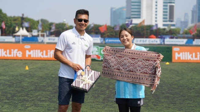 Pemain legendaris Timnas Wanita Jepang, Mana Iwabuchi, hadir di Jakarta untuk membagikan ilmu dan pengalamannya kepada talenta muda sepak bola putri Indonesia. [Dok. MilkLife Soccer Challenge]