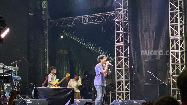 Hindia tampil di Cravier 2025 di Parkir Stadion Akuatik, GBK, Senayan pada Sabtu, 2 Agustus 2025 malam. [Suara.com/Tiara Rosana]