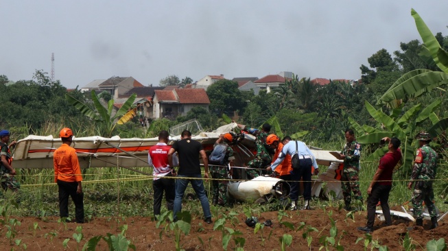 Evakuasi Bangkai Pesawat Latih yang Jatuh di Bogor