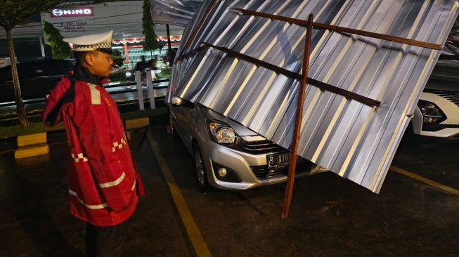 Mobil tertimpa material atap seng di Kubu Raya (Ist)