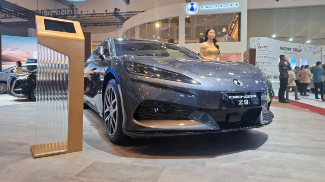 Denza Z9 Sedan Listrik Bertenaga 951 DK dengan Fitur Unik Crab Walk