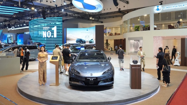 Sedan Listrik Premium Denza Z9 yang Diperkenalkan di Ajang Gaikindo Indonesia International Auto Show (GIIAS) 2025. (Foto: SUARA.COM/Manuel Jeghesta)