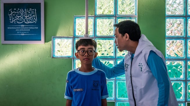 PPetugas kesehatan memeriksa tinggi badan siswa saat pelaksanaan program Cek Kesehatan Gratis (CKG) Sekolah di SD Negeri 2 Cideng, Jakarta, Senin (4/8/2025). [ANTARA FOTO/Bayu Pratama S/YU]