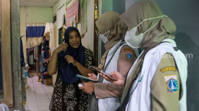 Petugas Kesehatan Puskesmas Kecamatan Cilandak melakukan Layanan Jemput Bola Pemeriksaan Kesehatan kepada warga yang membutuhkan di Kawasan Cilandak, Jakarta, Senin (4/8/2025). [Suara.com/Alfian Winanto]